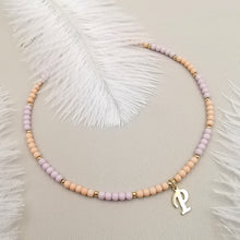 Carica l&#39;immagine nel visualizzatore di Gallery, Collana da donna choker colore pesca lilla con ciondolo lettera P 36cm +5cm Oro
