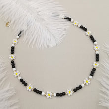 Carica l&#39;immagine nel visualizzatore di Gallery, Collana da donna choker colore bianco nero con fiorellini bianchi 37cm +5cm  Oro
