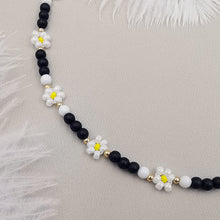 Carica l&#39;immagine nel visualizzatore di Gallery, Collana da donna choker colore bianco nero con fiorellini bianchi 37cm +5cm  Oro
