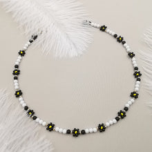 Carica l&#39;immagine nel visualizzatore di Gallery, Collana da donna choker colore bianco nero con fiorellini 36cm +5cm oro
