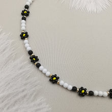 Carica l&#39;immagine nel visualizzatore di Gallery, Collana da donna choker colore bianco nero con fiorellini 36cm +5cm oro
