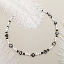 Carica l&#39;immagine nel visualizzatore di Gallery, Collana da donna choker colore bianco nero con fiorellini 35cm +5cm oro
