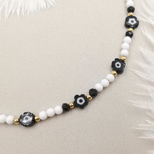 Carica l&#39;immagine nel visualizzatore di Gallery, Collana da donna choker colore bianco nero con fiorellini 35cm +5cm oro
