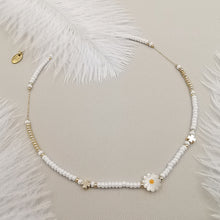 Carica l&#39;immagine nel visualizzatore di Gallery, Collana da donna choker  a catena colore bianco con fiorellino in madreperla 35cm +5cm Oro
