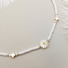 Carica l&#39;immagine nel visualizzatore di Gallery, Collana da donna choker  a catena colore bianco con fiorellino in madreperla 35cm +5cm Oro
