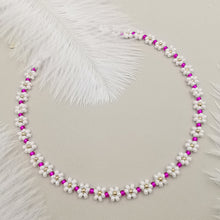 Carica l&#39;immagine nel visualizzatore di Gallery, Collana da donna choker colore bianco fucsia con fiorellini 34cm +5cm oro
