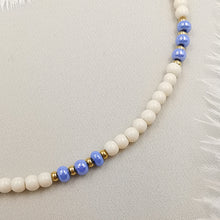 Carica l&#39;immagine nel visualizzatore di Gallery, Collana da donna choker colore beige azzurro con perle veneziane 35cm +5cm Oro
