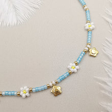 Carica l&#39;immagine nel visualizzatore di Gallery, Collana da donna girocollo colore azzurro bianco con fiorellini 40cm +5cm Oro
