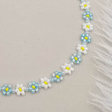 Carica l&#39;immagine nel visualizzatore di Gallery, Collana da donna choker colore bianco celeste con fiorellini 38cm +5cm Argento
