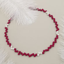 Carica l&#39;immagine nel visualizzatore di Gallery, Collana da donna choker a treccia magenta bianco 36cm +5cm oro
