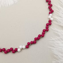 Carica l&#39;immagine nel visualizzatore di Gallery, Collana da donna choker a treccia magenta bianco 36cm +5cm oro
