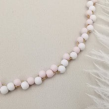 Carica l&#39;immagine nel visualizzatore di Gallery, Collana da donna choker a treccia colore rosa bianco 35cm +5cm oro
