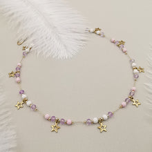 Carica l&#39;immagine nel visualizzatore di Gallery, Collana da donna a catena choker colore bianco rosa lilla con stelline pendenti
