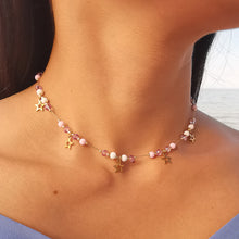 Carica l&#39;immagine nel visualizzatore di Gallery, Collana da donna a catena choker colore bianco rosa lilla con stelline pendenti
