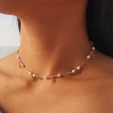 Carica l&#39;immagine nel visualizzatore di Gallery, Collana da donna a catena choker colore bianco rosa lilla con stelline pendenti
