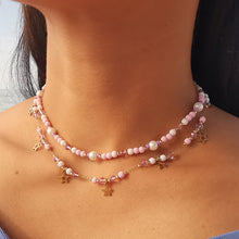 Carica l&#39;immagine nel visualizzatore di Gallery, Collana da donna a catena choker colore bianco rosa lilla con stelline pendenti
