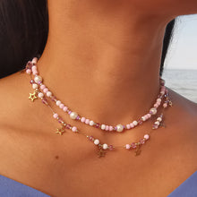 Carica l&#39;immagine nel visualizzatore di Gallery, Collana da donna a catena choker colore bianco rosa lilla con stelline pendenti
